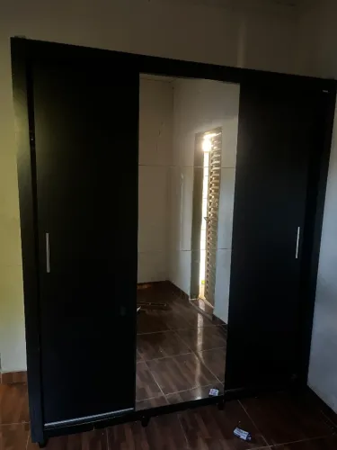 Guarda roupa com espelho no meio 