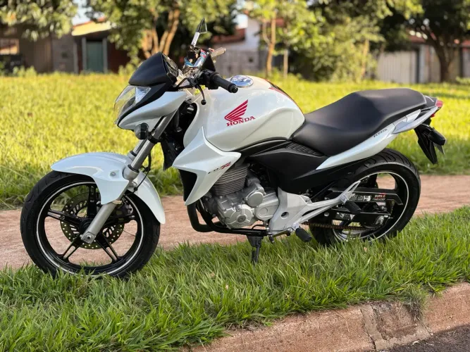 CB 300R Branco Pérola 2014