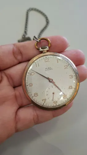 Relógio de bolso antigo da marca Fiel, fabricado na Suíça e com mecanismo de 15 rubis.