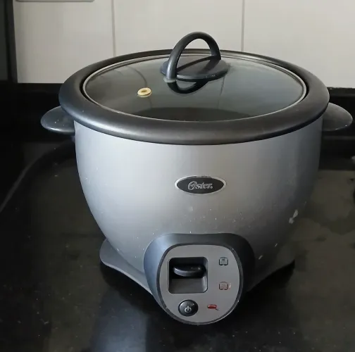 Panela de Arroz Elétrica Oster - Prática e em ótimo estado
