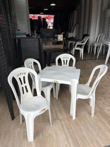 Conjunto de mesa + 4 Cadeira Jesus _ Suporta até 154kg na cor Branco gelo.