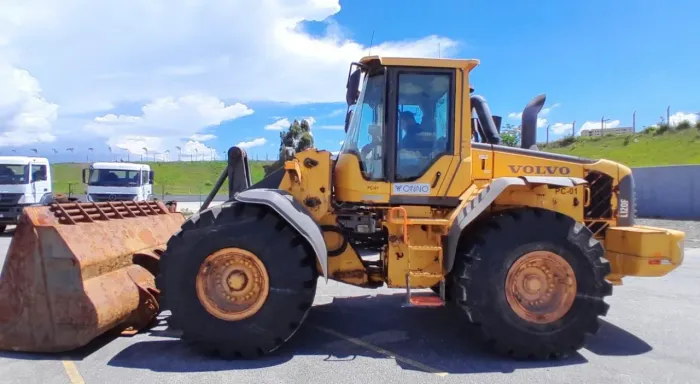 Pá Carregadeira Volvo L120 ano 2022, com 5.800 horas e ar condicionado, em MG