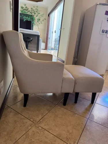 Poltrona com puff Etna ideal para sala de tv