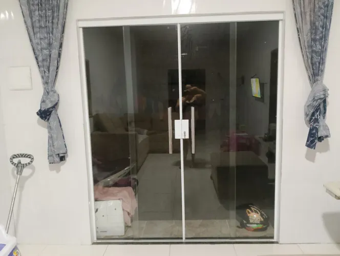 Porta vidro medidas 1.70 largura x 2.10 alturas. nova contato *