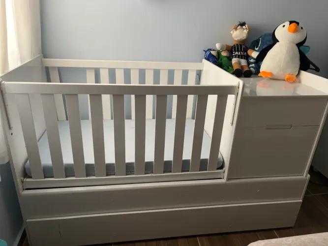 Vendo berço que vira cama , mais cama auxiliar e criado mudo 