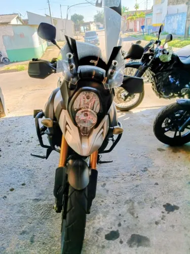Motocicleta Suzuki Vestron Ano 2018 - Prata.
