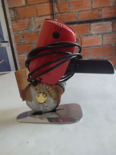 Vento três máquinas de cortar tecidos
