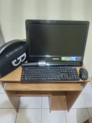 Vendendo pc tv positivo , mas o armário de computador com caxa de som 