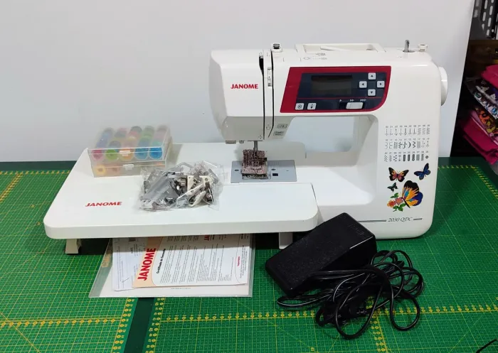 Máquina de Costura Eletrônica Janome 2030QDC + acessórios. Com nota e manual. 