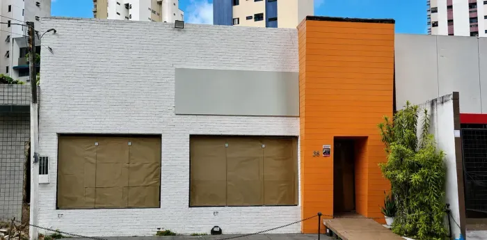 Alugo loja comercial muito bem localizado no bairro dos Aflitos..