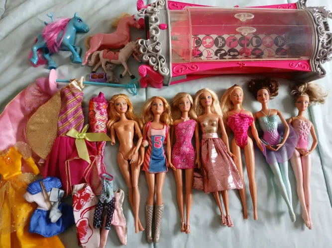 lote barbies, armários roupas e cavalos 