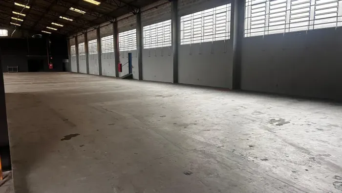 Galpão 1800m2 - escritório - pé direito 7m - para locação em Barueri