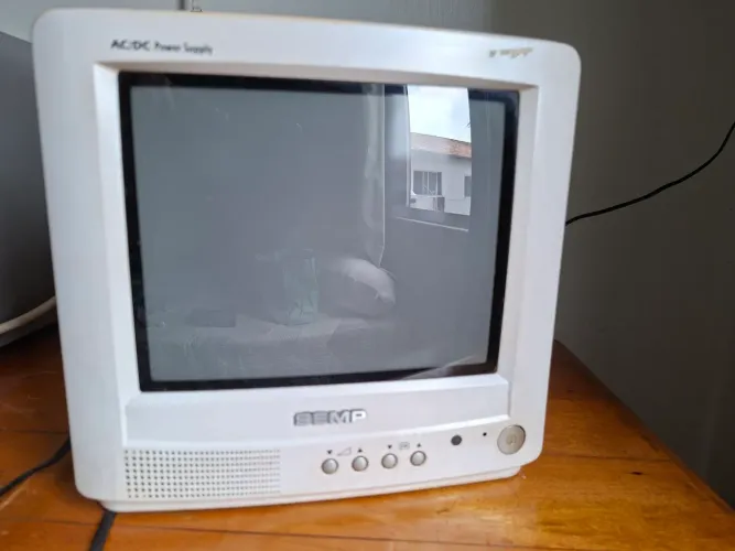 TV retrô a cores funcionando