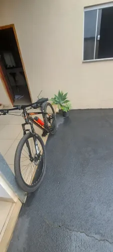 Bicicleta SKY Aro 29 - Equipada com Lanterna Traseira e Suporte de Garrafa