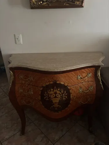 Cômoda bombê clássica de madeira e mármore