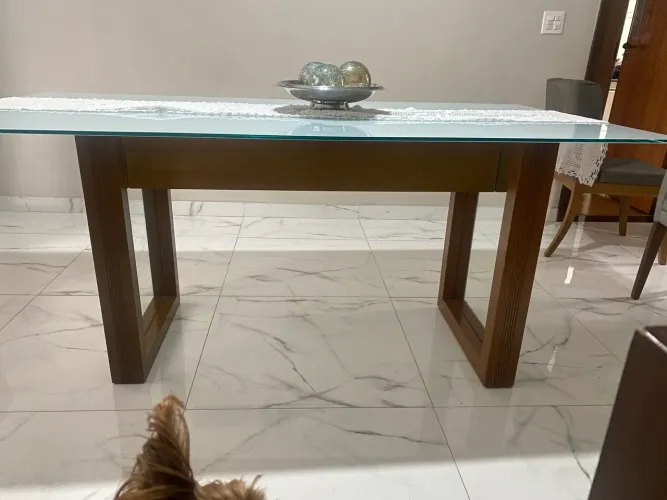 Mesa de vidro e pés madeira e vidro