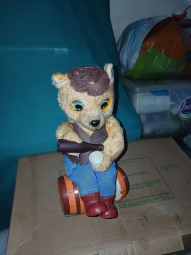 "Drinking Bear on Barrel" (Urso Bebedor no Barril)