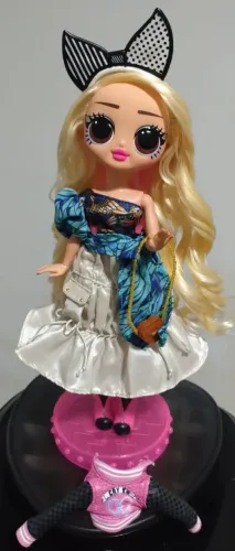 Boneca Lol Omg com suporte. Leia a descrição