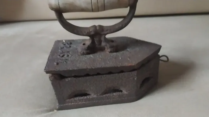 Ferro antigo de passar roupa 
