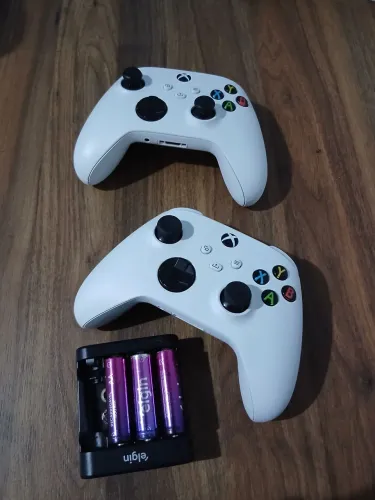 2 Controles originais Xbox + carregador de pilha da elgin