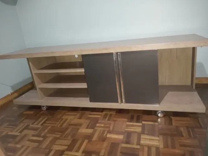Aparador para sala com rodinhas, semi novo.