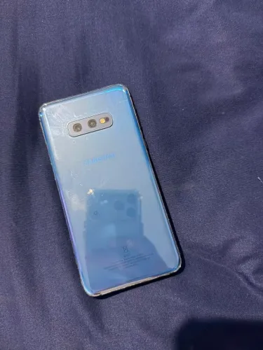 Celular Samsung s10e 250 pra ir hoje ... algun riscado na tela de resto