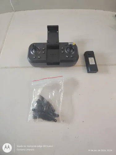 Vendo controle, uma bateria e 8 hélices reserva incluso parafusos do drone S2S