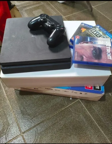 PS4 slim + 3 jogos