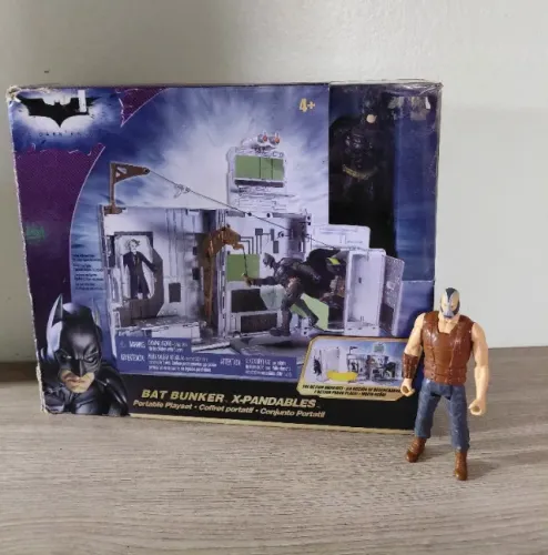 Conjunto portátil BAT BUNKER com figura do Batman + Bane de brinde