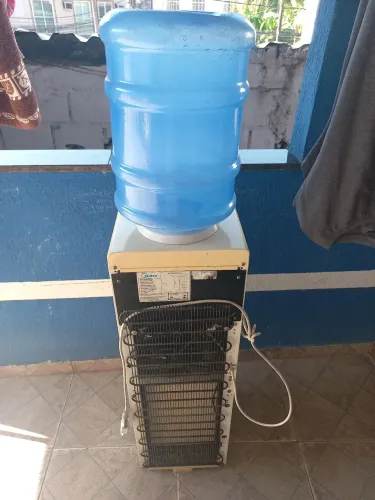 Bebedouro 110V gelando muito, pra dar hoje.
