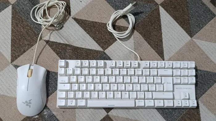 Teclado Mecânico Mars Gaming e Mouse Razer Branco