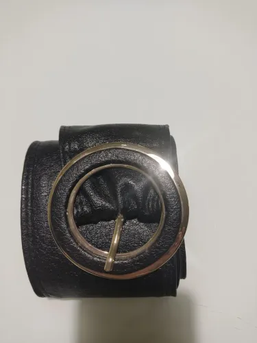 Cinto feminino preto com fivela redonda