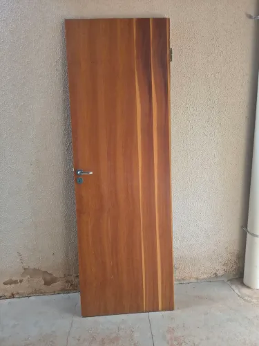 Porta de madeira vernizasa com fechadura