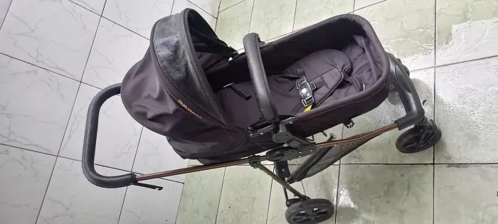 Carrinho de bebê e berço 