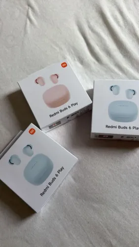 Xiaomi Redmi Buds 6 Play na cor azul-celeste (Sky Blue).