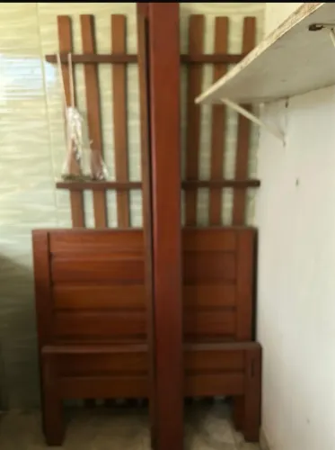 Vendo cama de solteiro em madeira maciça.