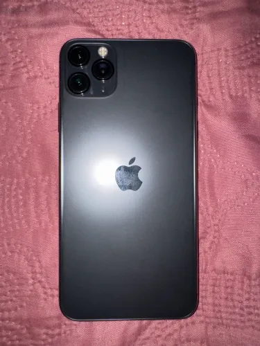Vendo iPhone 11 Pro Max em ótimo estado funcionando tudo perfeitamente