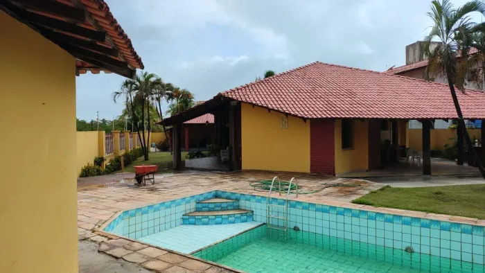 Casa em Salinas Atalaia 4/4 sendo 1 suíte 2 banheiros sociais .