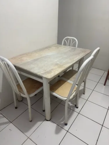 VENDE-SE MESA COM 4 CADEIRAS