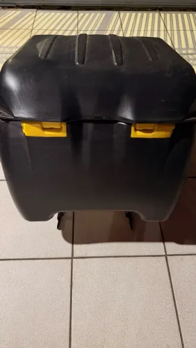 Baú reforçado pra moto com suporte semi-novo