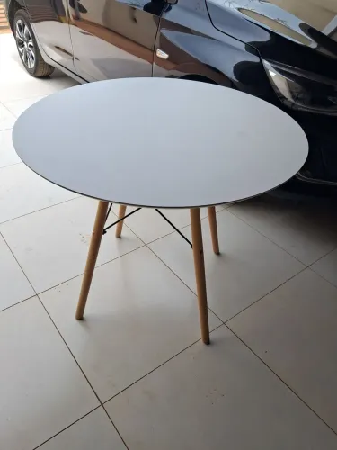 Mesa redonda 90cm de diâmetro ideal para 3 lugares 