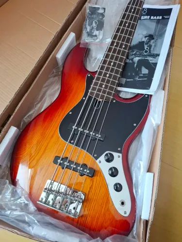 Baixo Sire Marcus Miller V3 5 cordas - Estado de novo