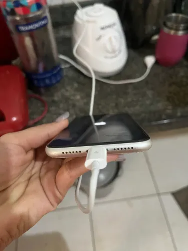 Vendo iPhone 11 , descarregou e fica só no sinal da maçã não liga. Nesse caso é a bateria