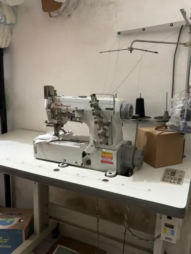 Máquina de Costura Industrial Galoneira Plana com Motor Direct Drive da marca Sun Special