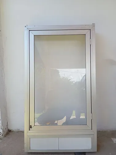 Vitrine de vidro com perfil de alumínio