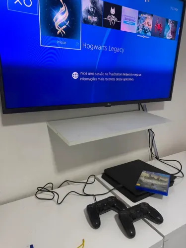 PlayStation 4 Slim + 2 Controles + Jogo Hogwarts Legacy ? Perfeito!