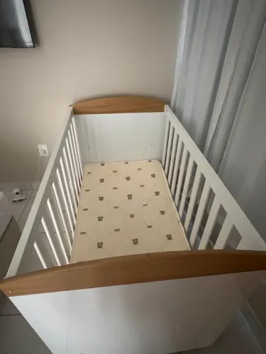 Berço com colchão e ferro para curtindo em ótimo estado para uso 
