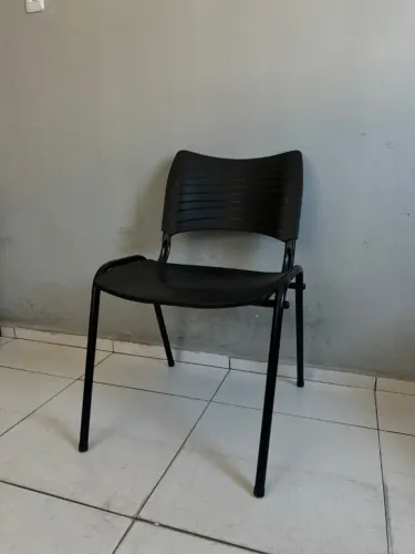 Cadeira fixa preta para escritório