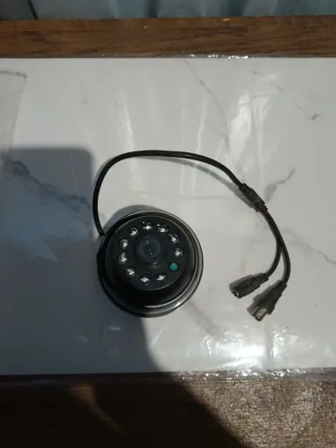 Câmera de segurança analógica do tipo Mini Dome com infravermelho.