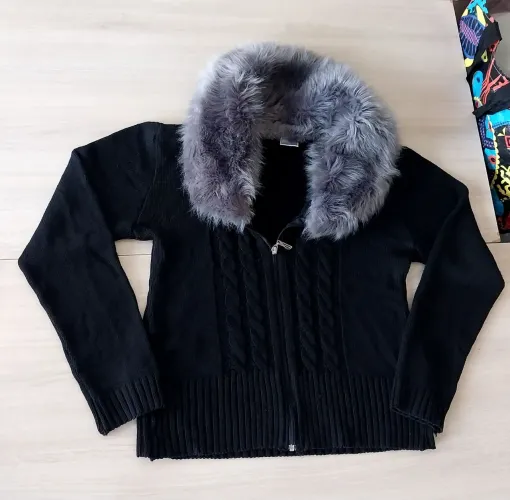 Blusa de Lã Preta com Gola de Pelo - Estado Impecável